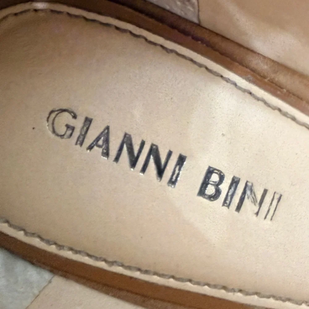 Gianni Bini LuLAA Spanish  Sand tan suede rounded-toe block  heel pumps GUC 9.5